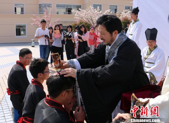 南航大文化季玩“穿越”及笄禮加冠禮弘揚傳統文化